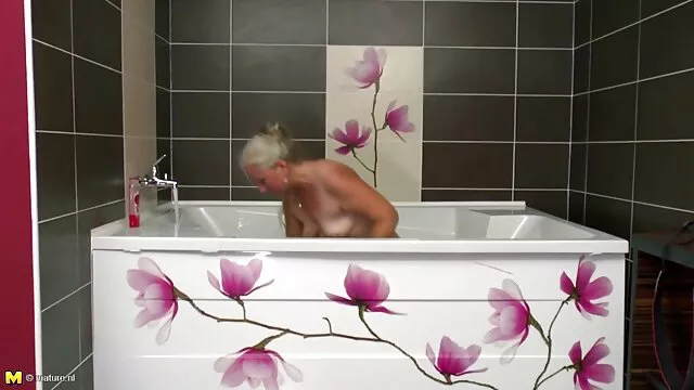 لوسي و صديقاتها تلعب لعبة اباحية اجنبية التنس و كس الفرخ