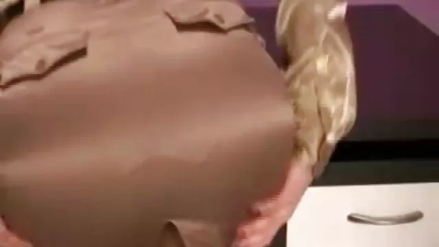 فتاة تعبت اباحيه اجنبي من انتظار الرجل قضيبه وحده