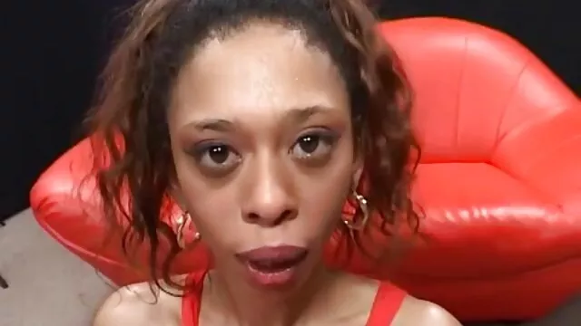 فتاة افلام سكس اباحيه اجنبي foot fetish تظهر جميلة أمام الكاميرا