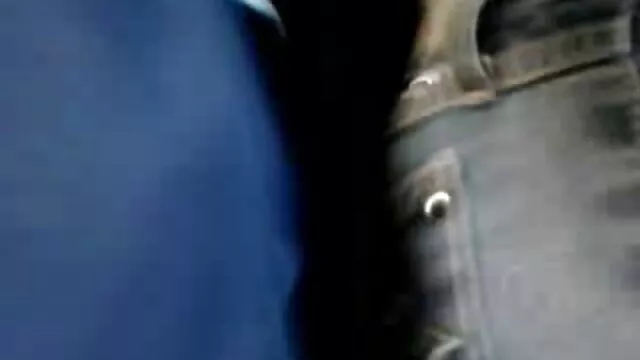 شقراء الأميرة القميص أسفل لها الجينز أسفل وبدأت اباحيه اجنبي في سحب فرجها