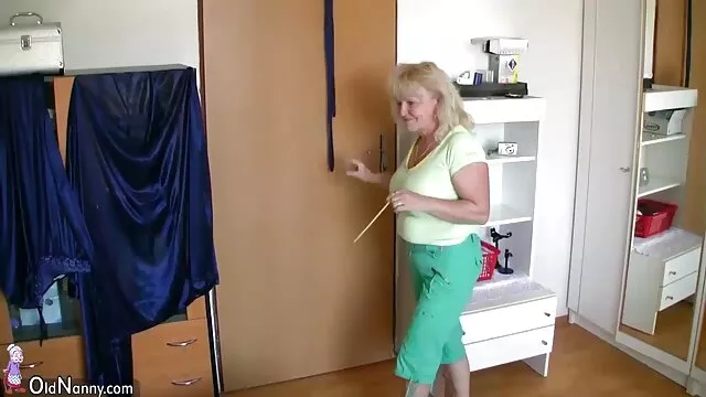 سفيتا أفلام إباحية أجنبية استخدام ذراعيها وساقيها الرجيج عضوا ثم تمتص